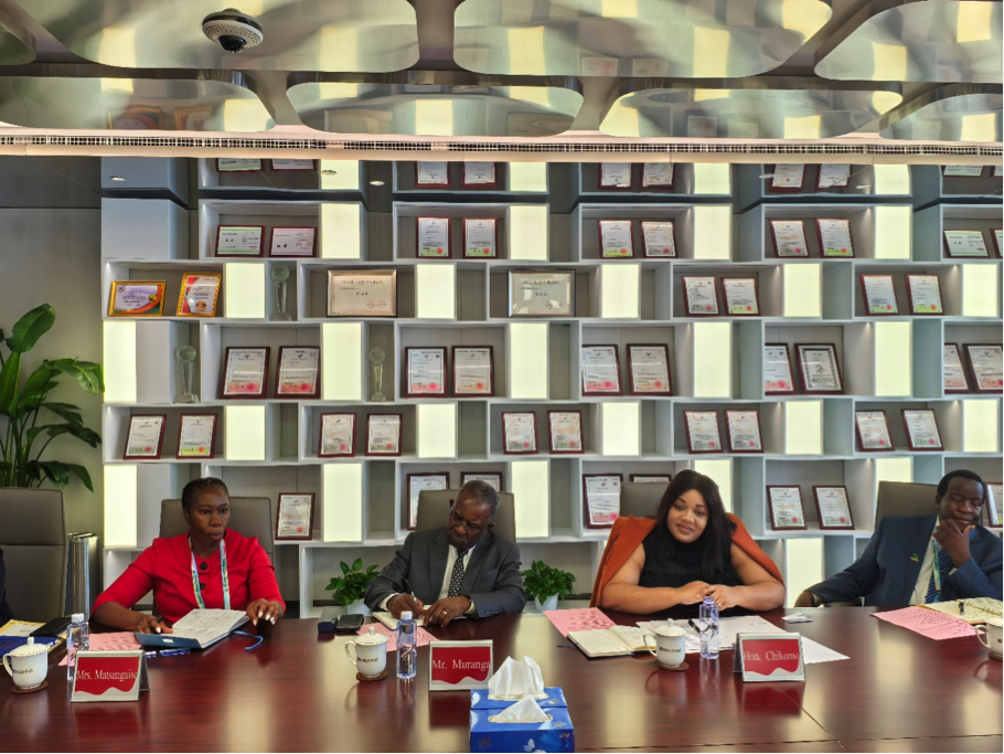 津巴布韦副外长到访九洲酷游资源集团总部