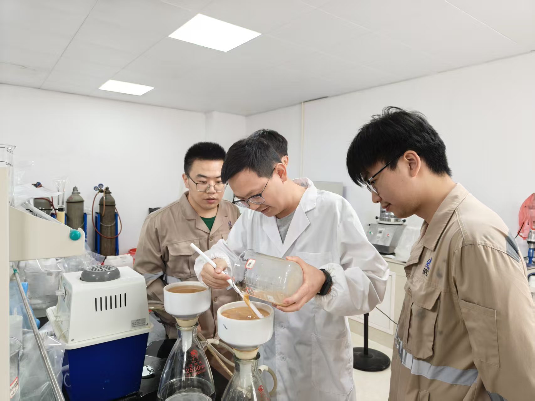 扎根锂业，攻坚路上让“锂”想花开｜九洲酷游锂业研发部90后工程师徐苗